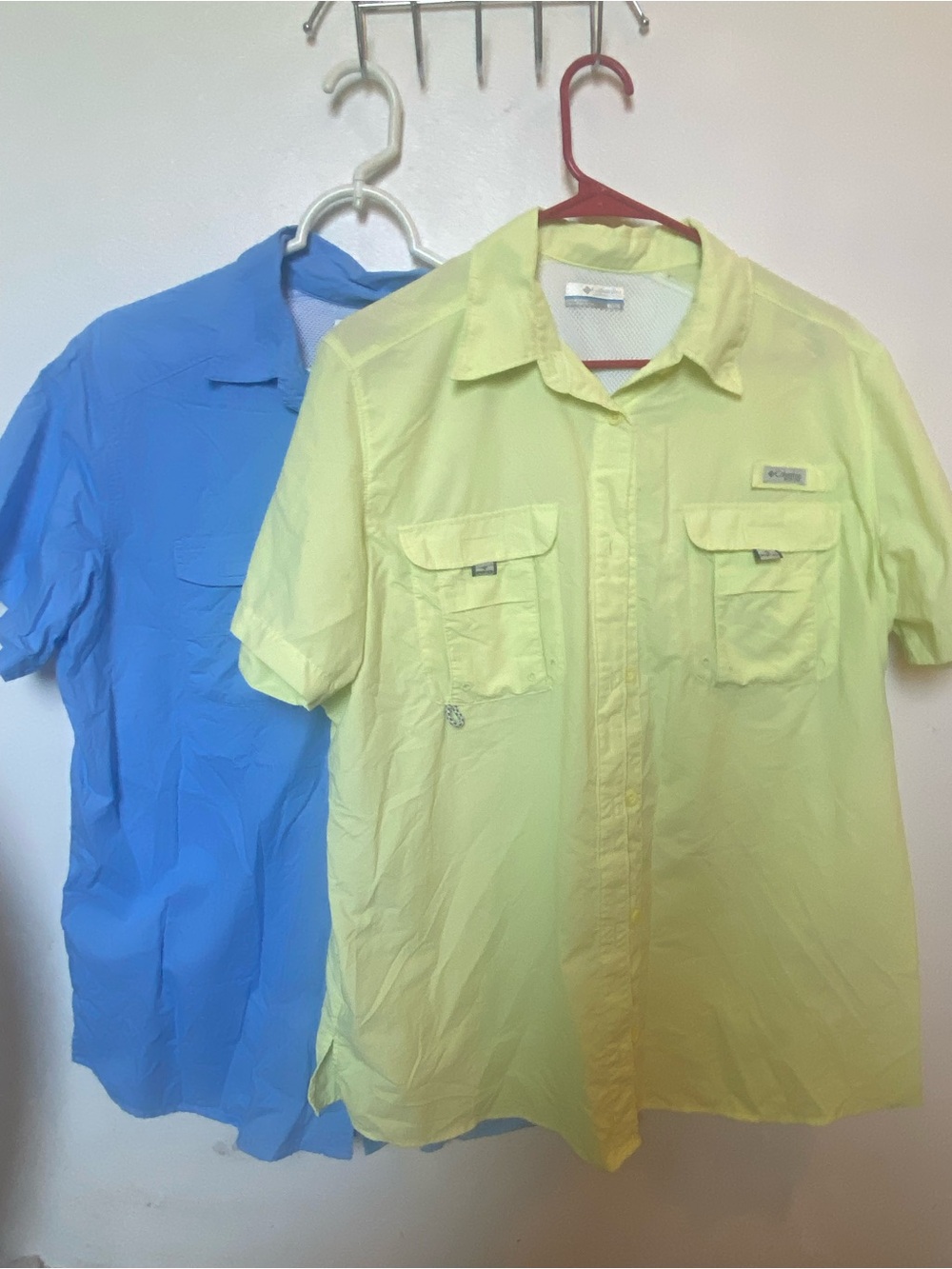 Columbia Men's Outdoor Performance Short-Sleeve  Shirt in Light Yellow & Blue